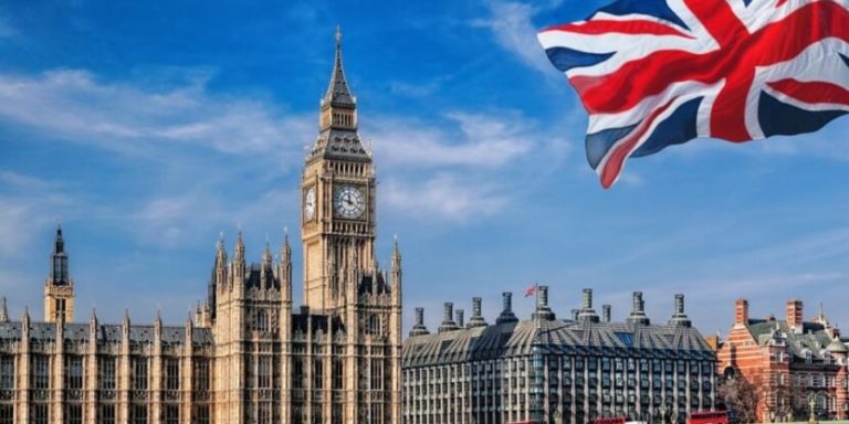 Το Ηνωμένο Βασίλειο αρνείται να υπογράψει παγκόσμια συνθήκη για τα εμβόλια.