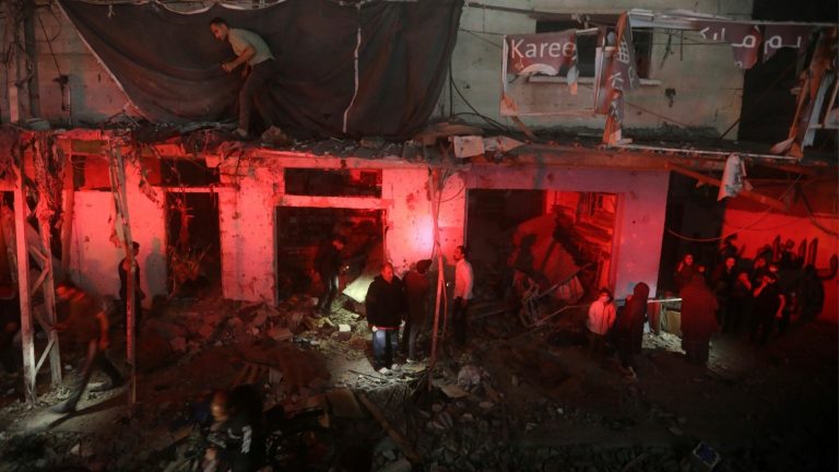 Νύχτα τρόμου στη Ράφα: Ανελέητο σφυροκόπημα από το Ισραήλ, σε άθλια κατάσταση οι εγκλωβισμένοι στην περιοχή