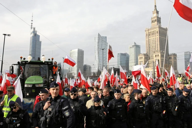 Στην Πολωνία οι αγρότες «κατεδαφίζουν» την ΕΕ – Στην Ελλάδα αγροτοσυνδικαλιστές της πλάκας πάνε για μπύρες και σουβλάκια στο Σύνταγμα