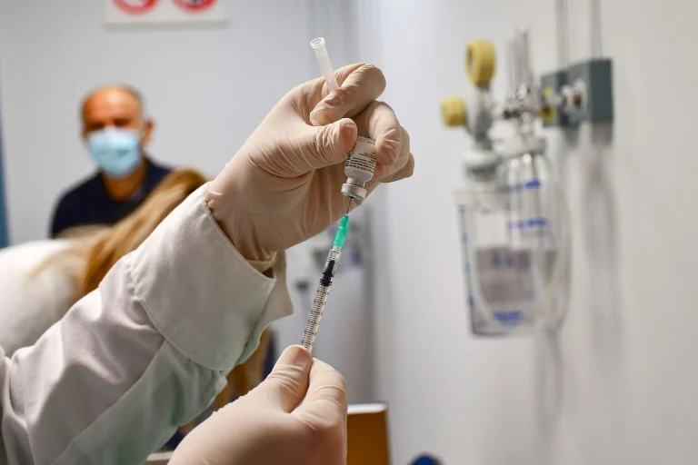 Μαρτυρία εμβολιασμένου: «Όσοι την γλιτώσουμε θα είμαστε τυχεροί – Έχω πάει 5 φορές στα επείγοντα και δεν μου βρίσκουν τίποτα»