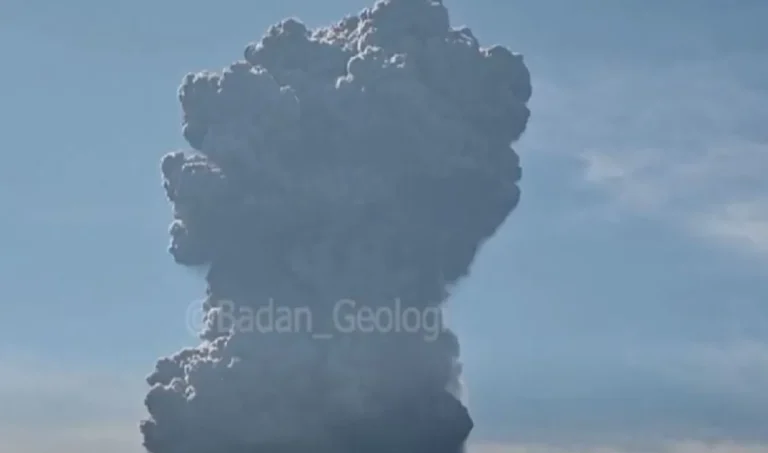 Iνδονησία: Συναγερμός για την έκρηξη ηφαιστείου – Εκτόξευσε τέφρα σε ύψος 5 χλμ.