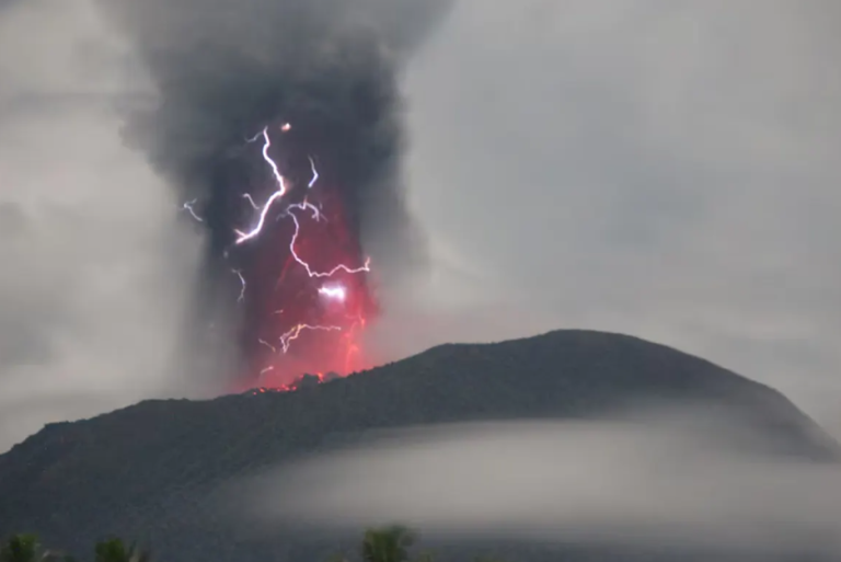 Νησί Halmahera στην Ινδονησία: Έκρηξη ηφαιστείου, οι αρχές εκκενώνουν 7 κοντινά χωριά