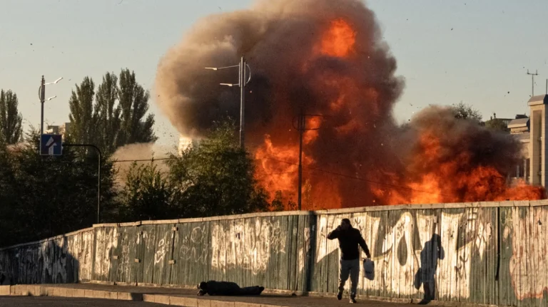 Πόλεμος στην Ουκρανία: Επιδρομή της Ρωσίας στο Κίεβο, εκρήξεις και στη Μόσχα