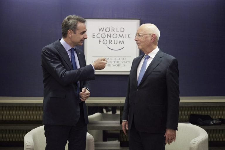 Περιχαρής ο Klaus Schwab για την αποτελεσματικότητα των εμβολίων COVID-19 στη χώρα μας. Πριν λίγες ώρες ήταν η σειρά της εμβολιασμένης δημοσιογράφου Ναυσικάς Γκράτσιου να φύγει από τη ζωή