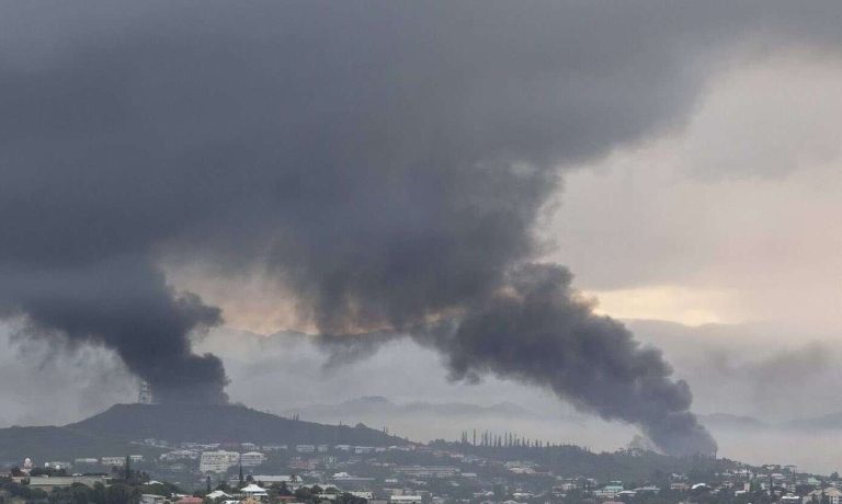 Σε κατάσταση έκτακτης ανάγκης η Νέα Καληδονία: Βγήκε ο στρατός, απαγορεύτηκε το TikTok