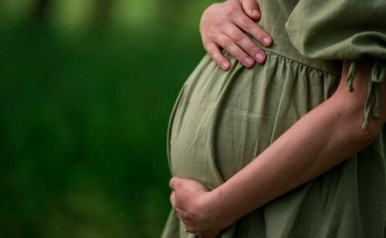 Παραπλανητική μελέτη υποστηρίζει ότι οι νόμοι «κατά των αμβλώσεων» θα μπορούσαν να «αυξήσουν τον κίνδυνο» βίας κατά των εγκύων γυναικών