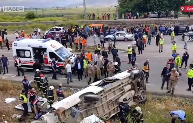 Τουλάχιστον 8 νεκροί και 11 τραυματίες μετά από σύγκρουση λεωφορείου και μπετονιέρας στην Τουρκία
