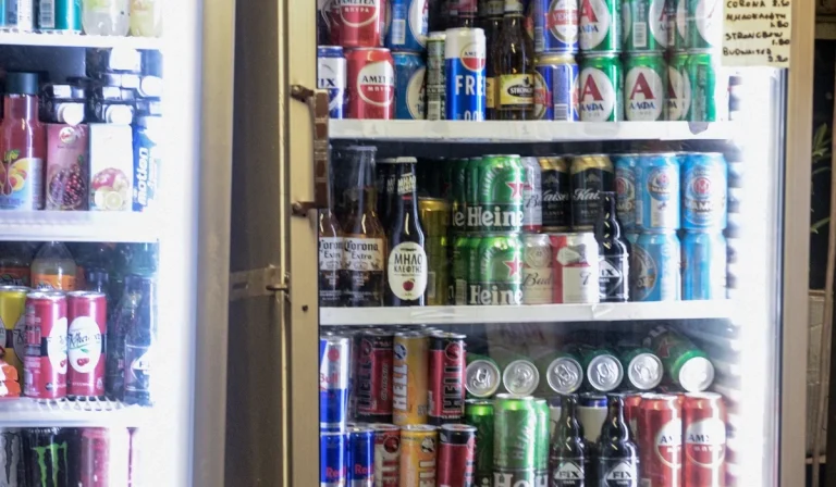 Αύξηση στο εμφιαλωμένο νερό, σε αναψυκτικά και μπίρες  Το «καπέλο» που θα μπει σε εμφιαλωμένα νερά, αναψυκτικά και μπίρες και οι νέες τιμές. Πότε το «καπέλο» θα επιστρέφεται στον καταναλωτή.