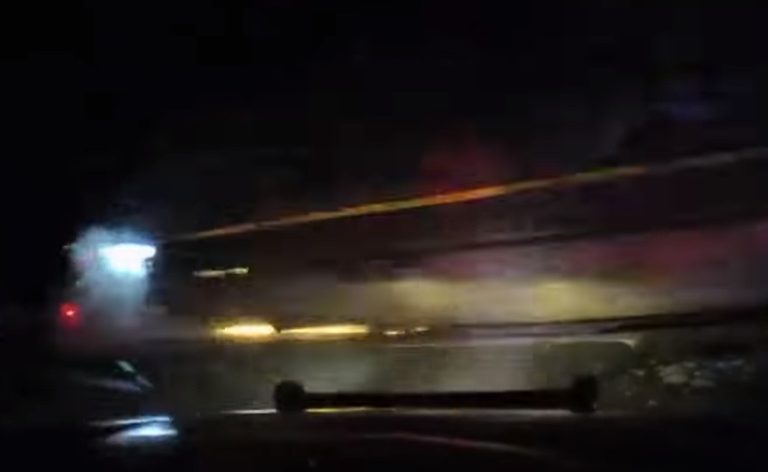 Κολοράντο: Την άφησαν δεμένη με χειροπέδες σε περιπολικό και τη χτύπησε το τρένο