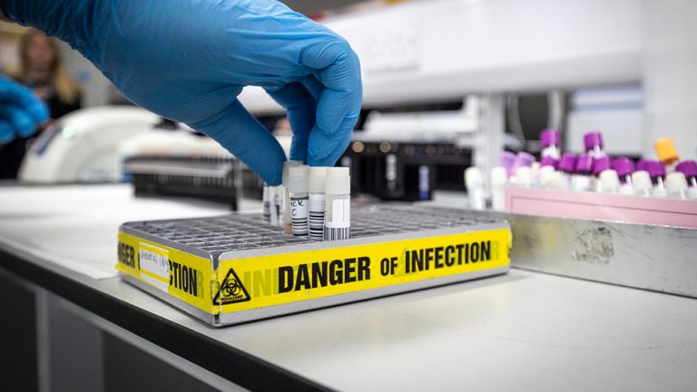 FEAR PSYOP: Η γρίπη των πτηνών υψηλής θνησιμότητας θα μπορούσε ήδη να είναι κατασκευασμένη για ταχεία μετάδοση στον άνθρωπο, προειδοποιεί ο πρώην επικεφαλής του CDC Dr. Robert Redfield