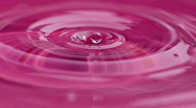 Γιατί τρέχει ροζ νερό από τις βρύσες στο Βαρνάβα και Γραμματικό – Απαγόρευση χρήσης στους κατοίκους