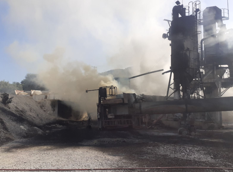 Φωτιά και εκρήξεις σε εργοτάξιο πίσσας στη Λεπενού – Νεκρός ένας εργαζόμενος