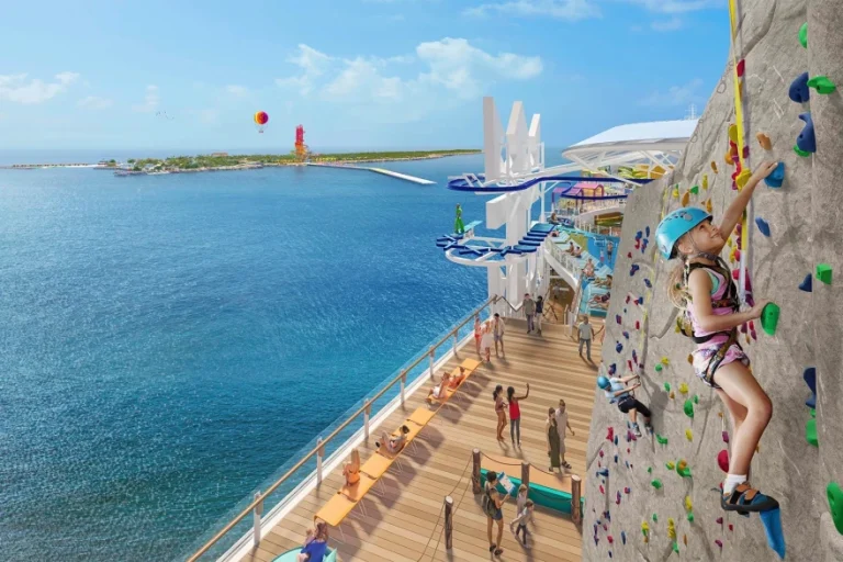 Φωτιά ξέσπασε στο μεγαλύτερο κρουαζιερόπλοιο του κόσμου