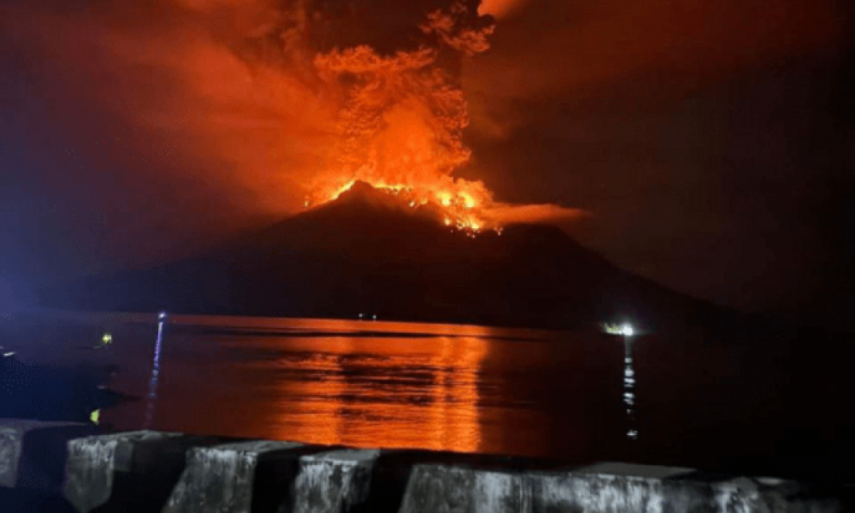 Νέες εκρήξεις στο ηφαίστειο Ίμπου της Ινδονησίας -Στο “κόκκινο” το επίπεδο συναγερμού