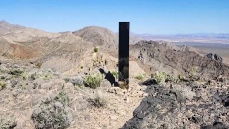 Μονόλιθος βγαλμένος από ταινία του Κιούμπρικ εμφανίστηκε στην έρημο της Νεβάδα: Οι θεωρίες συνωμοσίας που κατέκλυσαν το διαδίκτυο