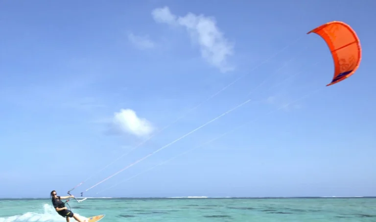 Συναγερμός στον Ωρωπό: Τραυματίστηκε γυναίκα με kite surf, αναποδογύρισε θαλάσσιο ποδήλατο με 5 άτομα