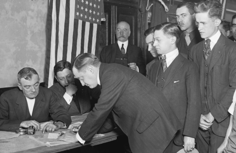 Η NDAA 2025 τροποποιεί τον νόμο περί επιλεκτικής υπηρεσίας για να συμπεριλάβει τις ΓΥΝΑΙΚΕΣ στη στρατιωτική επιστράτευση