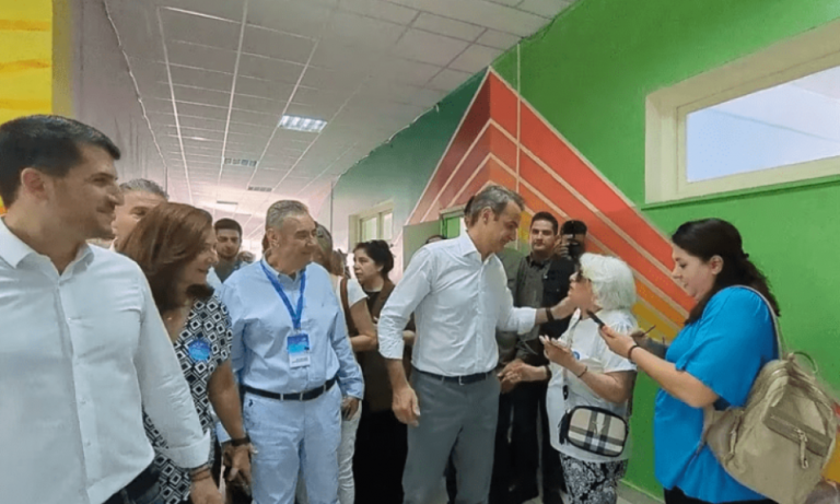 Το απρόοπτο στο σχολείο που ψήφισε ο Μητσοτάκης – Γυναίκα τρόμαξε και άρχισε να ούρλιαζει