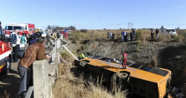 Νεκρά 12 παιδιά ηλικίας 6 έως 13 ετών από δυστύχημα με σχολικό λεωφορείο – Σε σοκ οι γονείς