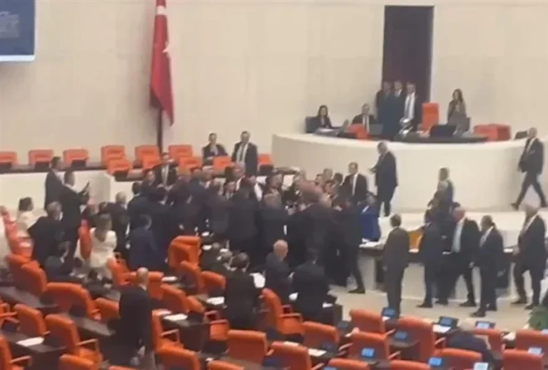 Άγριο ξύλο στην τουρκική Βουλή: Σύρραξη με γροθιές και κλωτσιές μεταξύ βουλευτών