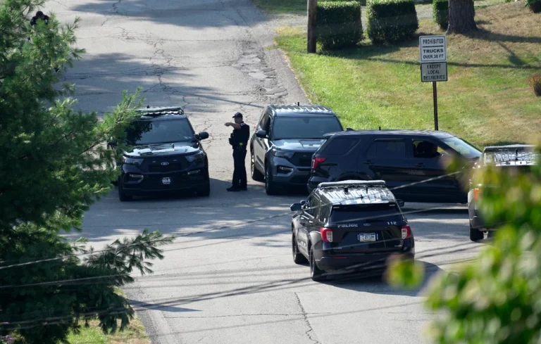 Εκρηκτικοί μηχανισμοί βρέθηκαν στο όχημα του νεαρού άνδρα που πυροβόλησε τον Τραμπ