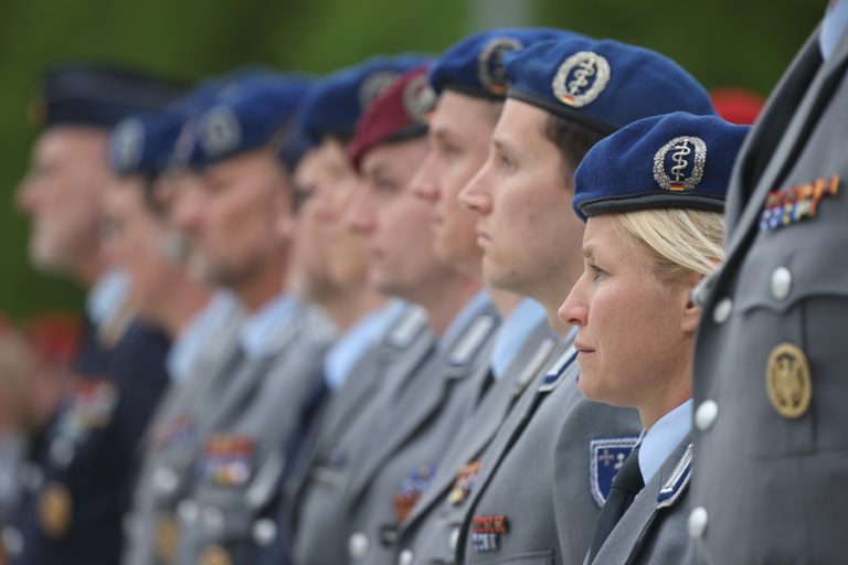 Τρέχουν και δεν φτάνουν στη Γερμανία: «Να είστε ετοιμοπόλεμοι! Και γυναίκες στις Ε.Δ.»