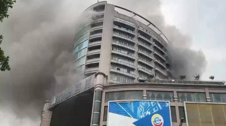 Πυρκαγιά σε εμπορικό κέντρο στην Κίνα: 16 νεκροί