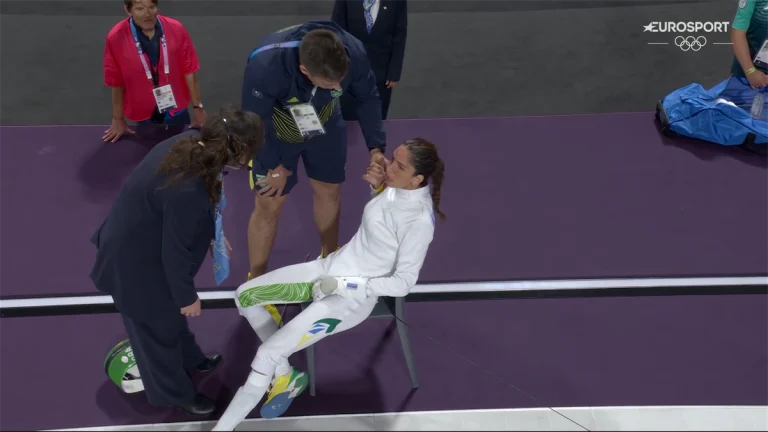 Ολυμπιακοί Αγώνες: Η στιγμή που καρκινοπαθής ξιφομάχος καταρρέει με αφόρητους πόνους την ώρα του αγώνα