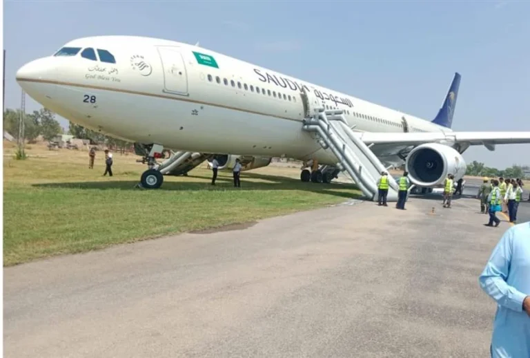 Τρόμος για επιβάτες αεροπλάνου: Φωτιά στον τροχό κατά την προσγείωση