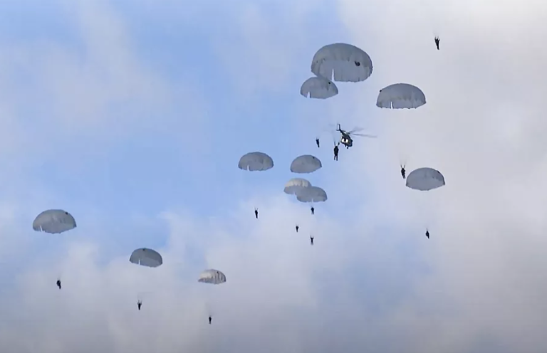 Κινέζοι αλεξιπτωτιστές πέφτουν στη Λευκορωσία στα σύνορα με την Πολωνία.