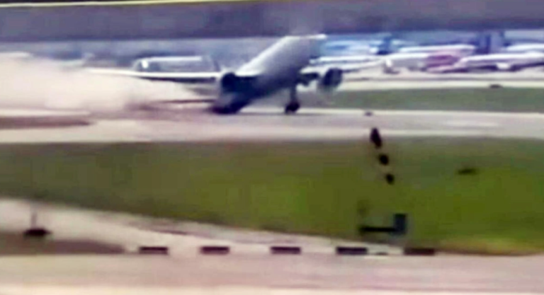 Μιλάνο: Boeing 777 χτύπησε την ουρά του στον διάδρομο κατά την απογείωσή του