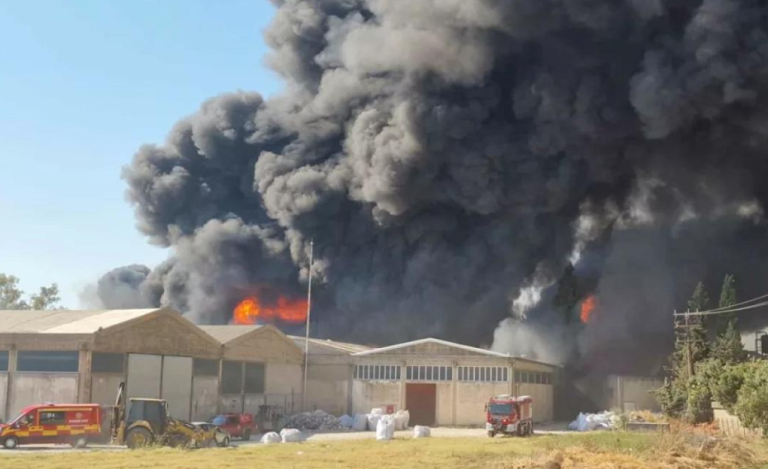 Τοξικό νέφος στην Αχαΐα από τη φωτιά σε εργοστάσιο πλαστικών