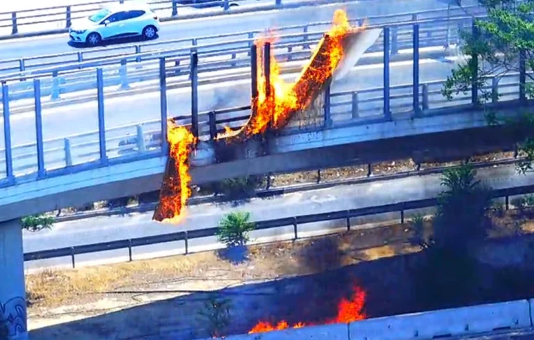 Φάληρο: Φωτιά σε μηχανή επί της λεωφόρου Ποσειδώνος – Σώθηκε ο οδηγός