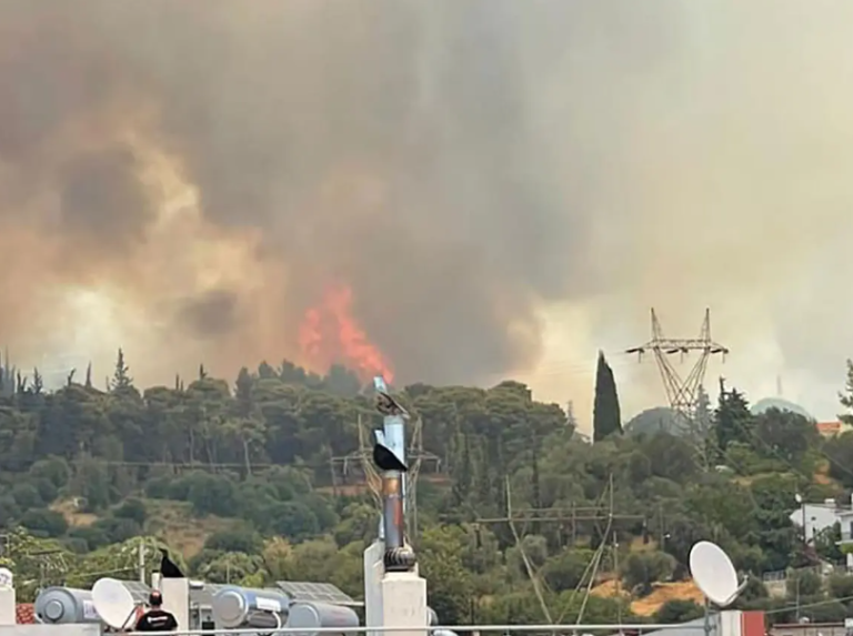 Μεγάλη φωτιά στην Πάτρα: Νέο μήνυμα από το 112 – Εκκενώνονται Κωνσταντοπούλειο, Καραμανδάνειο και Μέριμνα