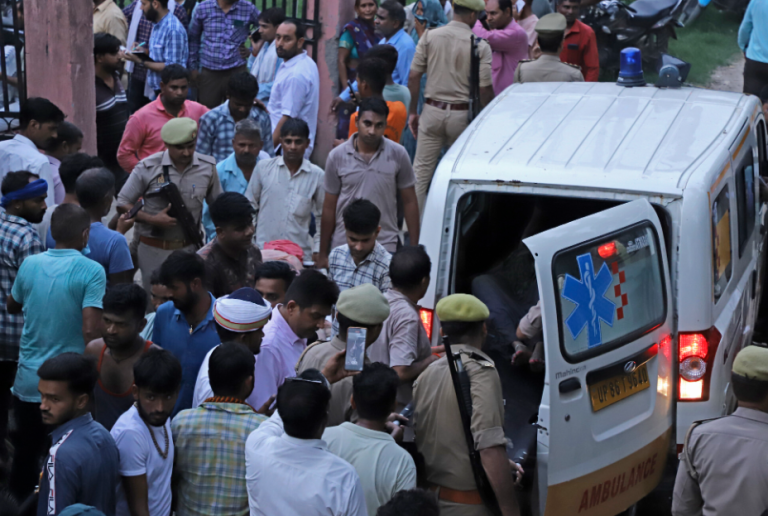 Ινδία: Πώς ποδοπατήθηκαν μέχρι θανάτου 121 πιστοί σε εκδήλωση ιεροκήρυκα