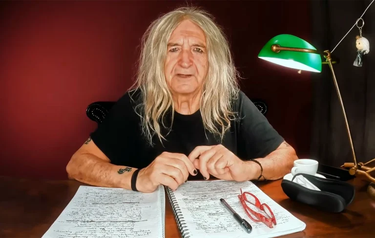 Νίκος Καρβέλας: «Η φτώχεια είναι αρρώστια και θα θεραπευτεί αν γκρεμίσουμε τις εκκλησίες»! – Απίστευτες αντιχριστιανικές δηλώσεις