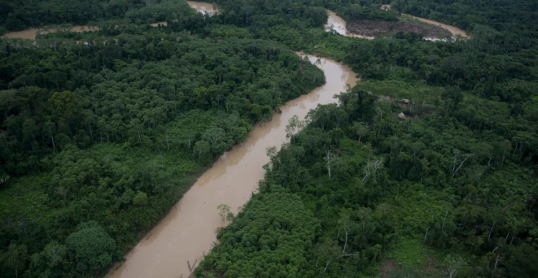 Σπάνιο βίντεο από το Περού: Η μεγαλύτερη ανέπαφη από τον πολιτισμό φυλή, με ακόντια στα χέρια λόγω υλοτόμων