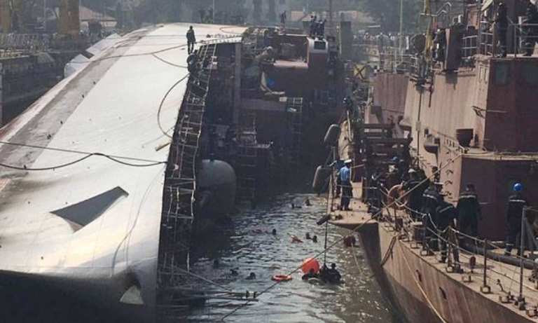 Κάποιος θα απολυθεί… Ινδική σύγχρονη φρεγάτα βυθίστηκε σε λιμάνι μπροστά στα μάτια περαστικών