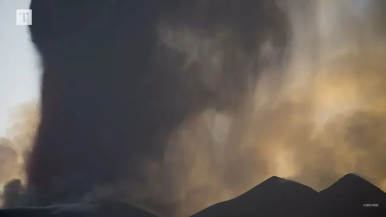 Η Αίτνα συνεχίζει να βρυχάται, σύννεφο τέφρας ύψους 10 χιλιομέτρων: Με πέντε εκρήξεις από τις αρχές Ιουλίου, το ηφαίστειο διανύει μια ιδιαίτερα ενεργή περίοδο