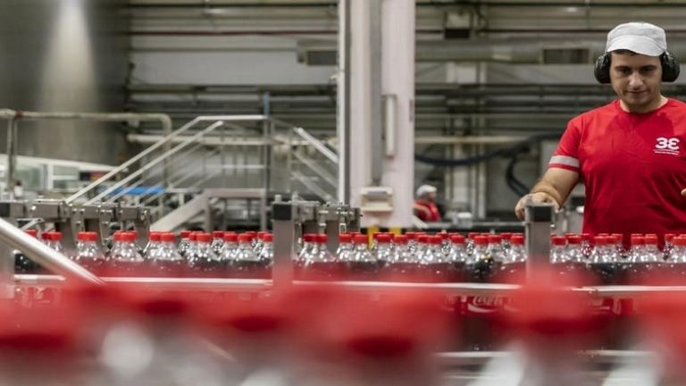 Γαλλία: Ίχνη μικροπλαστικών σε φιάλες Coca-Cola και Schweppes