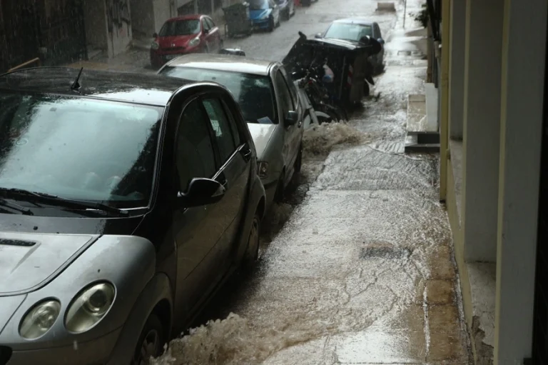 Με μία βροχή 20′ διακόπηκε η ζωή της Αττικής: Διακοπές ρεύματος πριν καν βρέξει στα βόρεια και νότια του νομού – Χάος στους δρόμους