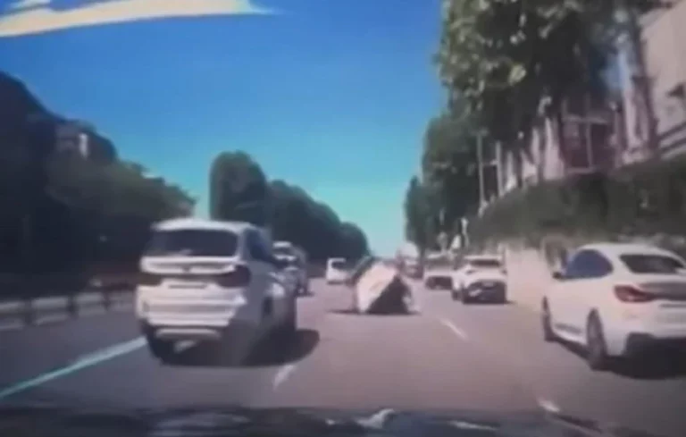 Τρύπα 2,5 μέτρων στο οδόστρωμα «κατάπιε» αυτοκίνητο με δυο επιβαίνοντες