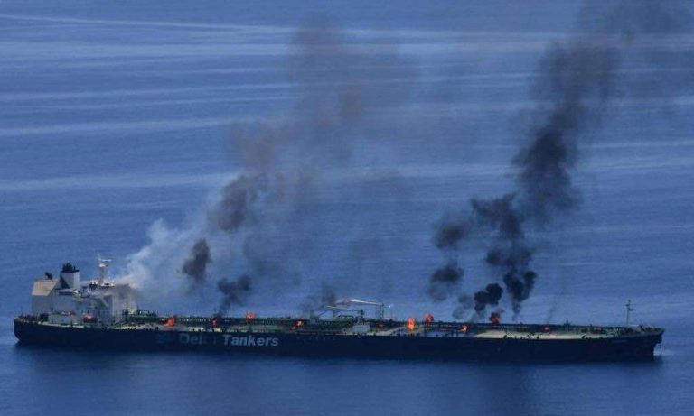 Καίγεται εν πλω το MV Sounion – «Τεράστιος ο περιβαλλοντικός κίνδυνος για διαρροή πετρελαίου»