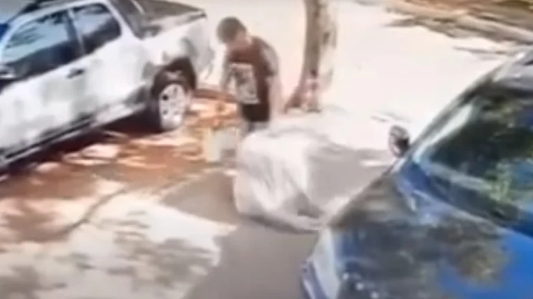 Η ανατριχιαστική στιγμή που παιδόφιλος στη Βραζιλία σέρνει σε σακούλα 12χρονη για να την κάνει σκλάβα του σεξ