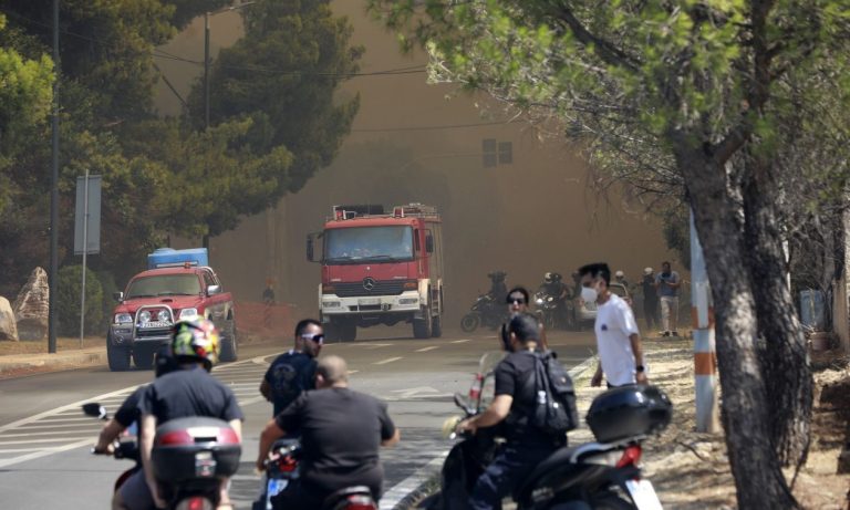 ΔΕΔΔΗΕ: Διακοπές ρεύματος σε περιοχές της Αττικής λόγω της μεγάλης φωτιάς