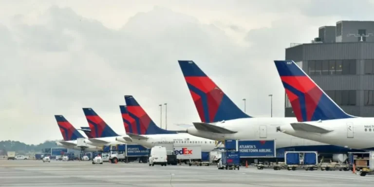 ΗΠΑ: Έσκασε ελαστικό αεροπλάνου και σκότωσε 2 εργαζόμενους