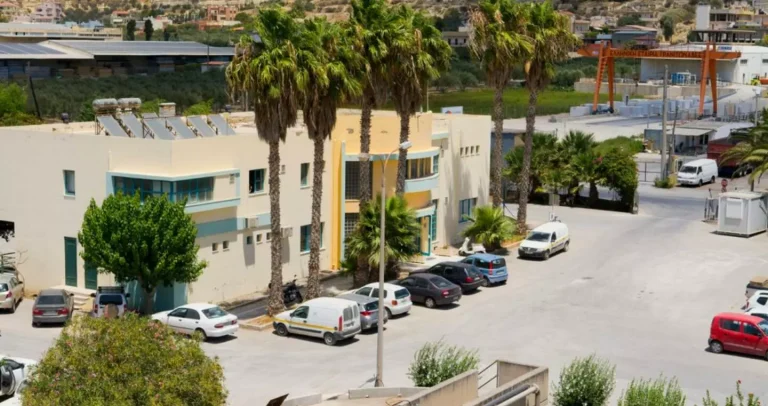 Γιατί γέμισε λύματα η πλατεία των 18 Άγγλων – Τι απαντά η ΔΕΥΑΗ