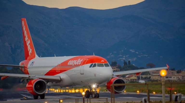 Easyjet: Εικόνες μέσα από το εσωτερικό του αεροσκάφους όπου έζησαν τον τρόμο 181 επιβάτες λόγω αναταράξεων