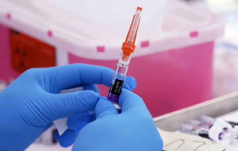 Επιστήμονας από το Λονδίνο ο πρώτος ασθενής που έκανε το εμβόλιο κατά του καρκίνου του πνεύμονα