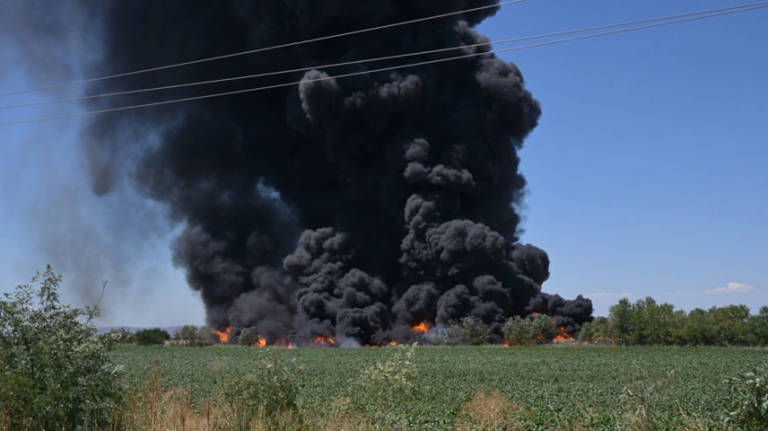 Βίντεο: Αγροτική έκταση και χώρο επιχείρησης καίει φωτιά στο Ομορφοχώρι Λάρισας – Μήνυμα από το 112